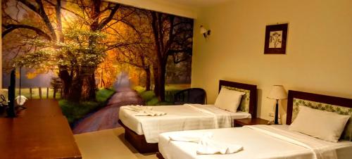奥南海滩海星之家酒店的一间设有两张床的客房,墙上挂着一幅画