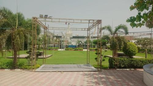 瓦拉纳西Goroomgo Gautam Garden Varanasi - Best Location & Parking Facilities的公园中央有纪念碑的公园