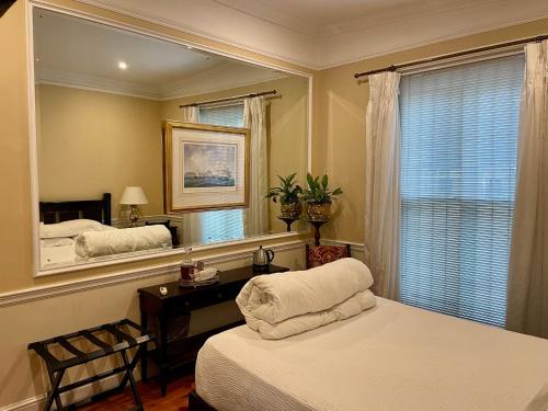 开普敦廷塔哲旅馆的一间卧室配有一张床和镜子