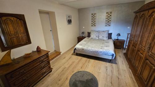 泽伦贝格Le Zell的一间卧室配有一张床和一个木制梳妆台