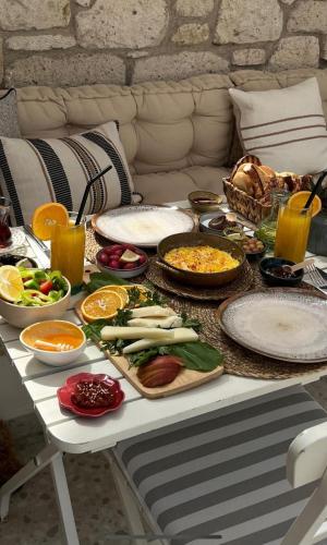 阿拉恰特塞林酒店 的一张桌子上放着许多盘子的食物