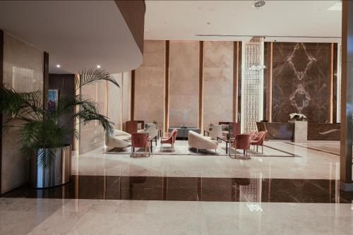北尼科西亚Concorde Tower Hotel & Casino的大楼内带桌椅的大堂