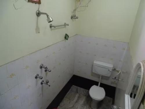 瓦拉纳西Hotel Teerth Guest House Inn Varanasi的一间带卫生间和水槽的小浴室