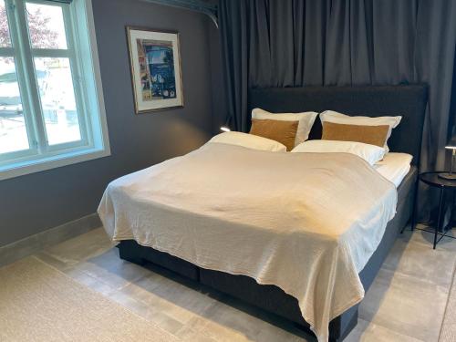 桑讷菲尤尔Guesthouse Suite by HC, centrally located, free parking的卧室配有一张带白色床单和枕头的大床。