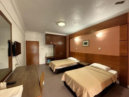 丹那拉打Cool Point Hotel的一间酒店客房,设有两张床和电视