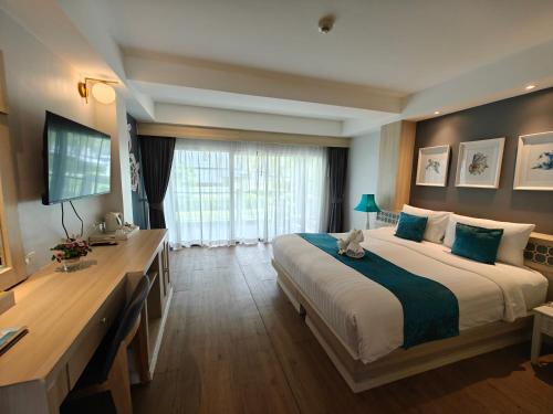 蔻立Phang Nga Shore Hotel的酒店客房设有一张大床和一台电视。