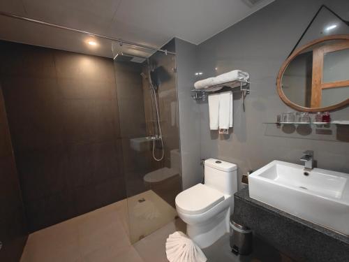 蔻立Phang Nga Shore Hotel的浴室配有卫生间、盥洗盆和淋浴。