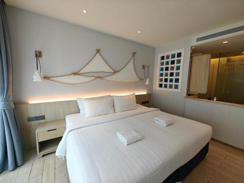 蔻立Phang Nga Shore Hotel的卧室配有白色大床和白色枕头