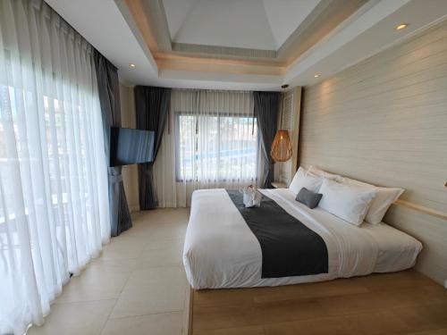蔻立Phang Nga Shore Hotel的一间卧室设有一张大床和一个大窗户