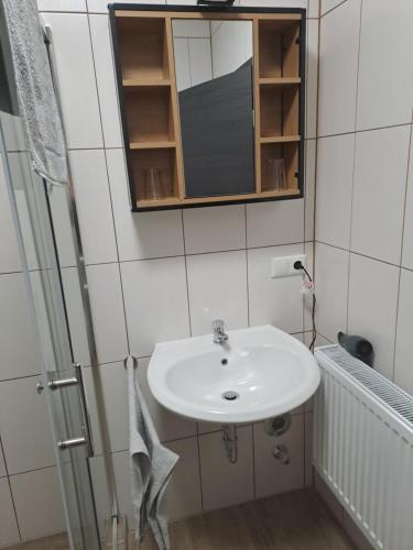 FloßZum Gogerer的一间带水槽和镜子的浴室