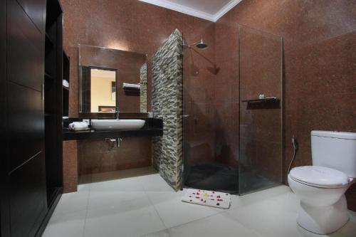 塞米亚克塔曼阿鱼旅馆的带淋浴、盥洗盆和卫生间的浴室