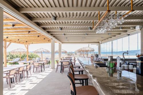 布拉卡Golden Sand的餐厅设有长长的酒吧,配有桌椅