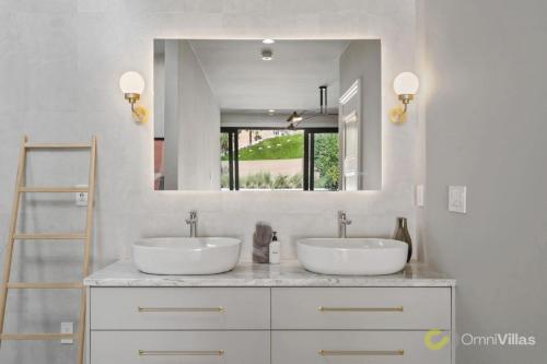 旧金山Elegant 3BR House San Francisco的浴室设有2个水槽和镜子
