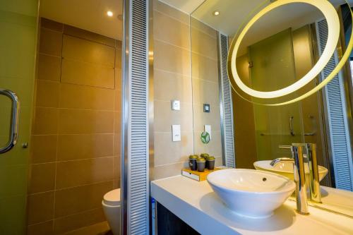 香港盛世酒店 Epoch Hotel的一间带水槽和镜子的浴室