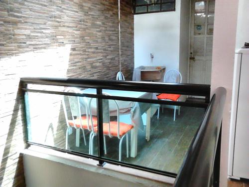 里约热内卢Casa Saga - All Suites的带阳台的带桌椅的房间