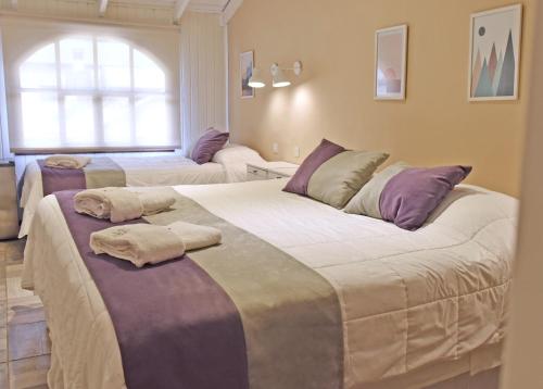 圣马丁德洛斯Ayres del Filo by Visionnaire的一间卧室配有两张带毛巾的床