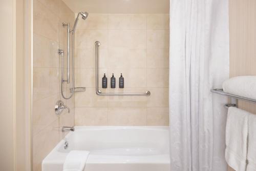 温哥华温哥华喜来登华尔中心酒店的带淋浴和浴缸的浴室