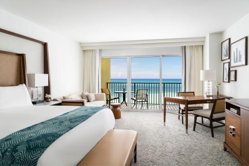 棕榈滩丽思卡尔顿阿鲁巴酒店的酒店客房设有一张床,享有海景。