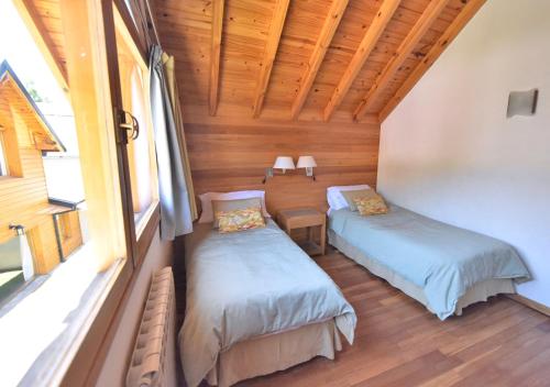 圣马丁德洛斯Cabañas Las Pampas by Visionnaire的小型客房 - 带2张床和窗户