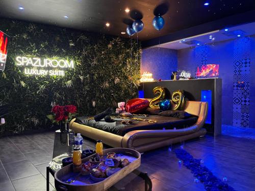 穆斯克龙Spazuroom Luxury Suite的一间设有一张床和一张带气球的桌子的房间