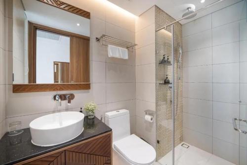 绥和市Kings House Apec Condotel Phú Yên的一间带水槽、卫生间和淋浴的浴室