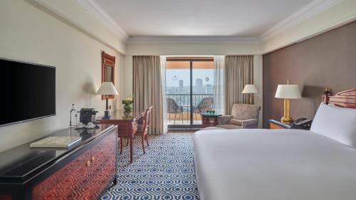 开罗开罗塞米勒米斯洲际酒店 的酒店客房,配有床和电视