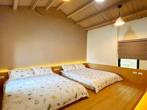 九份云山水 l 金瓜石的一间卧室设有两张床和窗户。