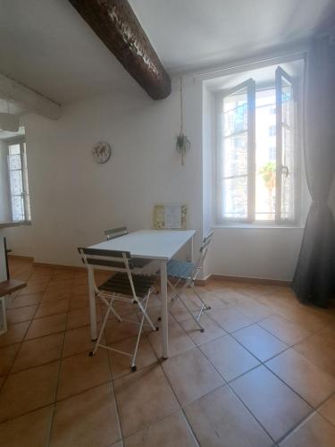 土伦T2 Proche du port, zone piétonne的窗户客房内的白色桌椅