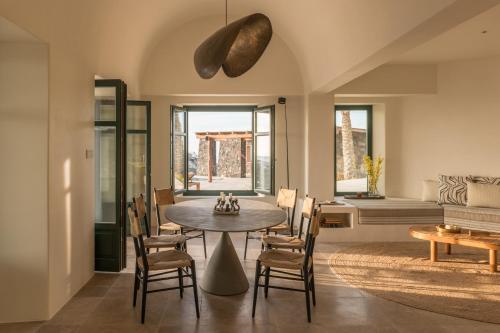 皮尔戈斯Patina Vivera Estate Santorini的客厅配有桌椅和沙发