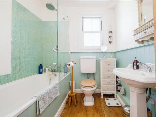 Sunninghill3 Bedroom Cottage in Sunninghill, Ascot的浴室配有卫生间、盥洗盆和淋浴。