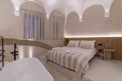 巴勒莫Pànto - Rooftop boutique rooms的一间白色卧室,配有一张床和浴缸
