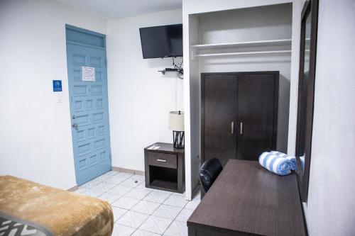 圣胡安柏林昆海滩酒店的卧室配有床、桌子和门