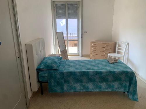 加拉蒂纳FLAVIO RELAX的一间卧室配有一张带蓝色毯子的床