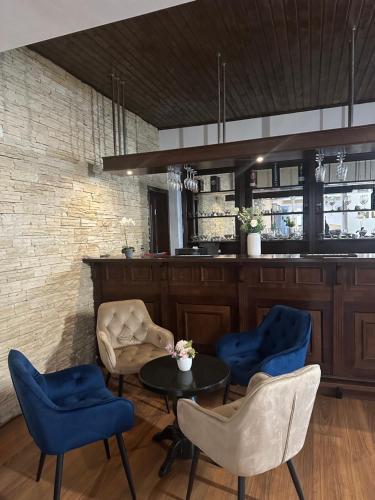 波亚纳布拉索夫Hotel Soimul的一间配备有蓝色椅子和桌子的用餐室