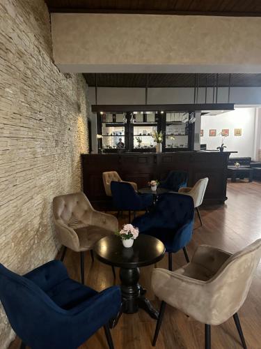 波亚纳布拉索夫Hotel Soimul的一间设有桌椅的餐厅,以及砖墙