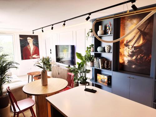布拉迪斯拉发Ambient lounge with sundeck and free parking的客厅设有壁挂式大电视