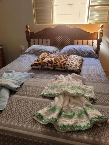 吉巴拉那Casa centro jipa的两张带衣服和毛巾的床