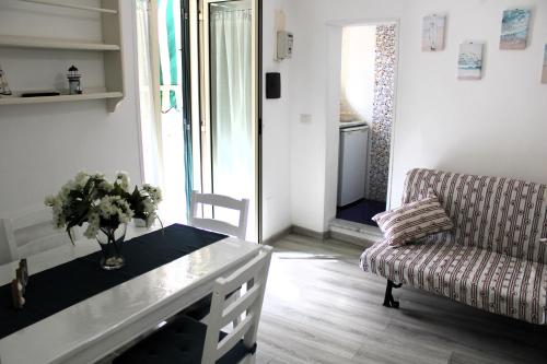 卡斯特拉玛雷帝斯达比亚I Balconcini Sul Porto的客厅配有沙发和桌子