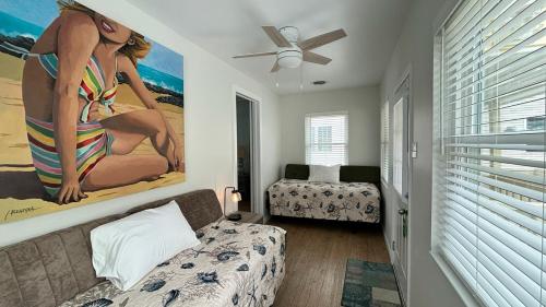 怀尔德伍德海鸥汽车旅馆的客厅配有沙发和一幅女人画