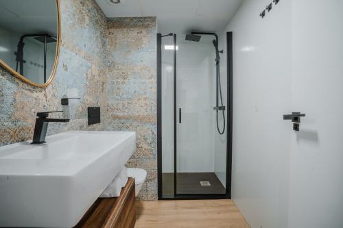 加鲁查Apartamento Boutique Beluga的浴室配有白色水槽和淋浴。