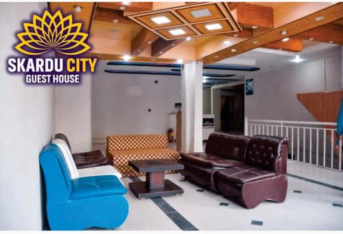 锡卡都Skardu city Guest house的大堂配有沙发、椅子和桌子