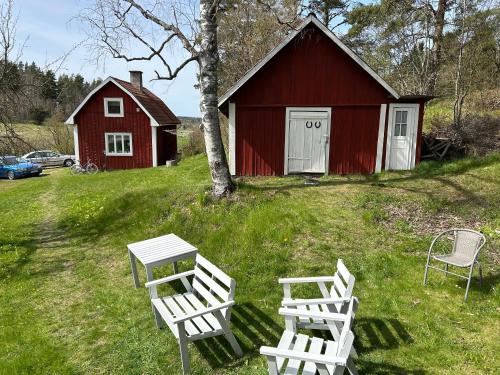 JönåkerHagalund - Jönåker的2张长椅和1个带桌椅的红色谷仓