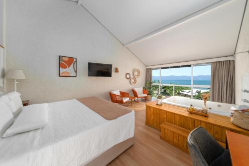 弗洛里亚诺波利斯索豪斯宾馆的酒店客房配有一张床和浴缸。