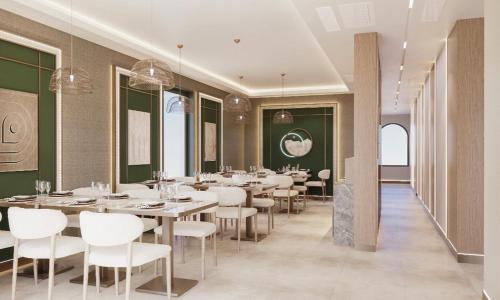 蒂瓦特皇家别墅酒店的用餐室配有白色的桌子和白色的椅子