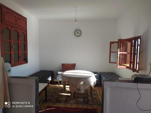 Aït SaïdFerme Abdou的客厅配有桌子和沙发