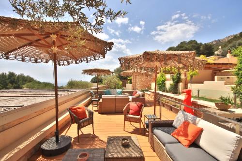 莱万佐Dolcevita Egadi Eco Resort by KlabHouse的一个带家具和遮阳伞的庭院