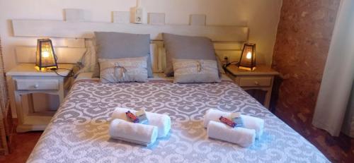 卡拉索纳Estudio Cala Saona的一间卧室配有一张带两把椅子和两盏灯的床