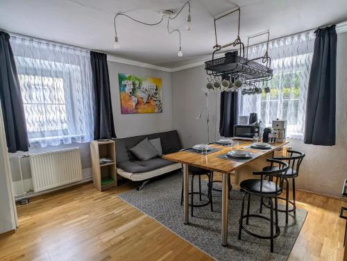 巴特布莱贝格Haus im Hochtal的客厅配有木桌和椅子