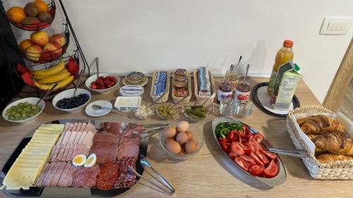 班斯卡比斯特里察Domačija Log v Bohinju的一张桌子上面有很多不同类型的食物