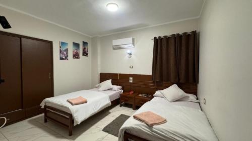 坦塔Royal hotel Tanta - فندق رويال طنطا的一间卧室设有两张床和窗户。